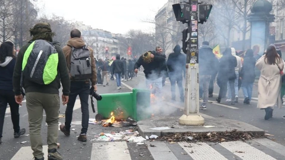 Демонстранти нападнаха полицията с пиротехника и железни пръти ограбиха ресторант