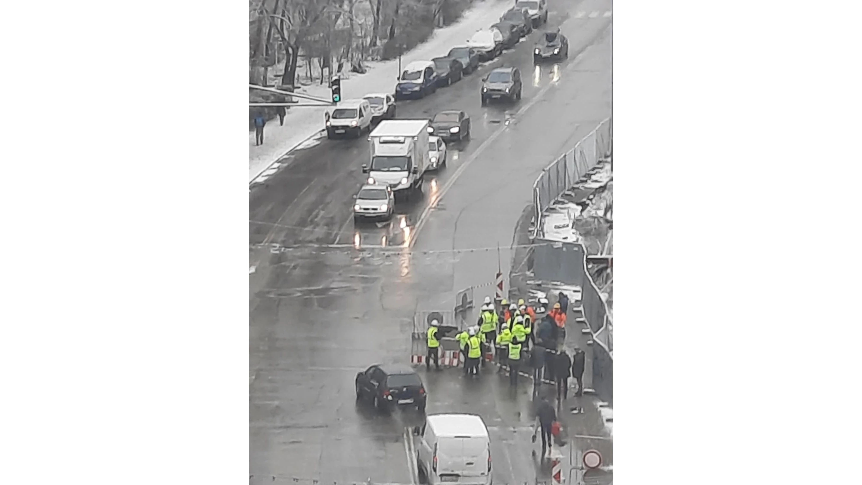 Асфалтът на кръстовището при улиците Гео Милев и Слатинска пропадна