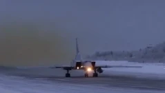 Руски свръхзвукови бомбардировачи Ту-22М3, способни да носят ядрени оръжия, заедно със Су-35, патрулират ключова граница с НАТО (ВИДЕО)