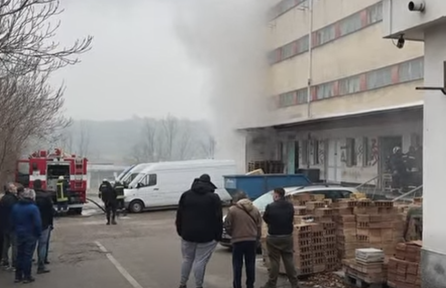 Пожар избухна в склад на перилни препарати и козметични продукти
