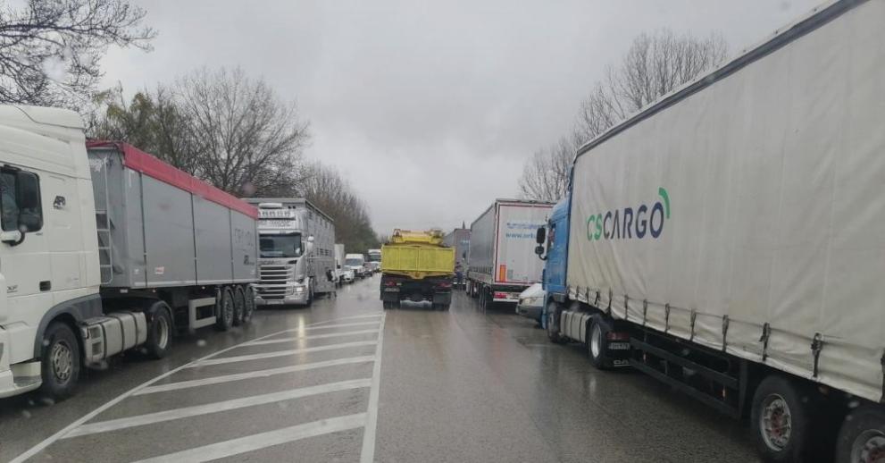Около 15 километра е опашката от товарни автомобили на магистрала