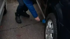 Мъж в София спа под колата си, за да пази регистрационните си номера (ВИДЕО)