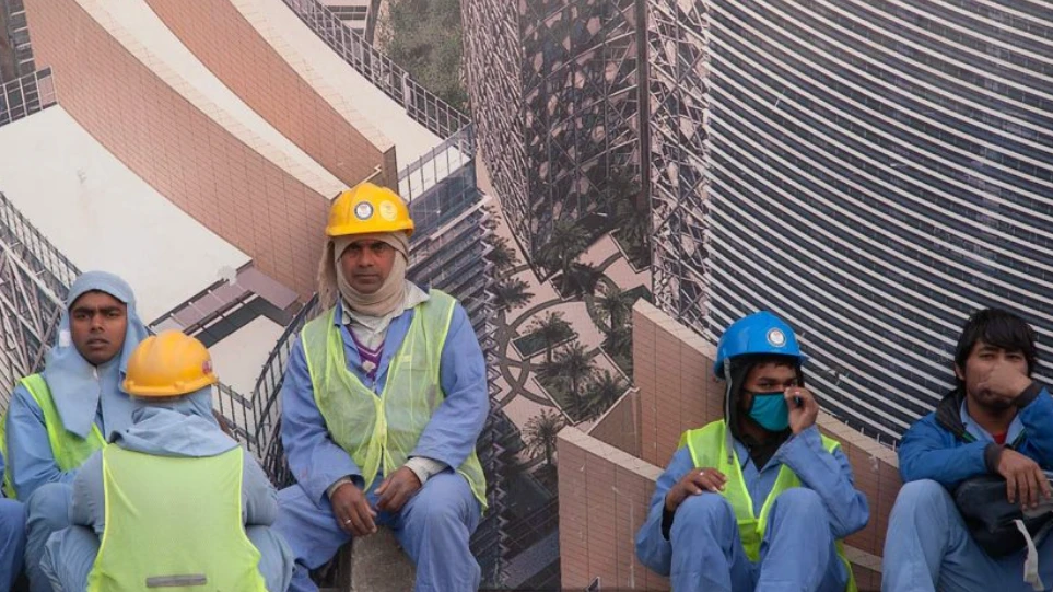 Група непалски работници ангажирани с изграждането на новия стадион Николае