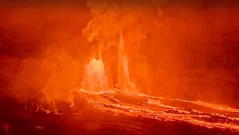 Вулкан изхвърли 460-метров фонтан от лава (ВИДЕО)