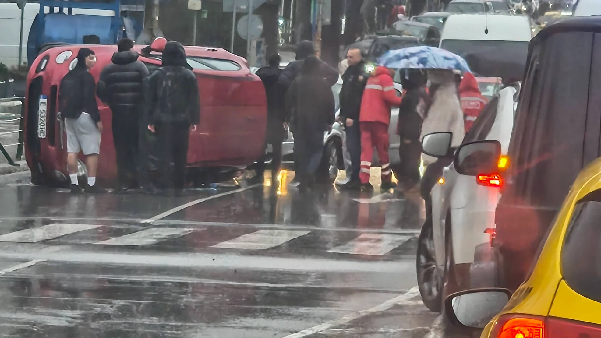 В инцидента участва линейкаЛек автомобил се обърна на мокрия асфалт