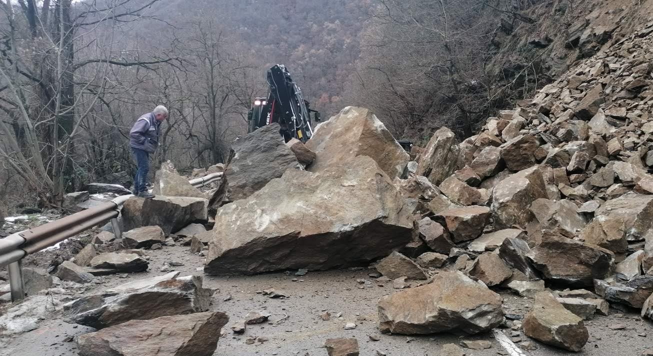 Свлачище затвори прохода Троян Кърнаре във вторник сутринта Срутването е