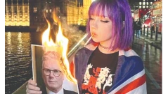 В Англия палят цигари с горящия портрет на... Стармър!