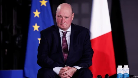 Хенрик Хололей не се бил решил на оставката поради осъзната вина или турбуленции на съвестта, а след продължил няколко седмици натиск „отгоре“.