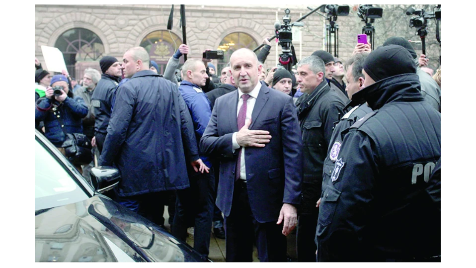 Образът който се предлага на публиката за Радев е архетипен