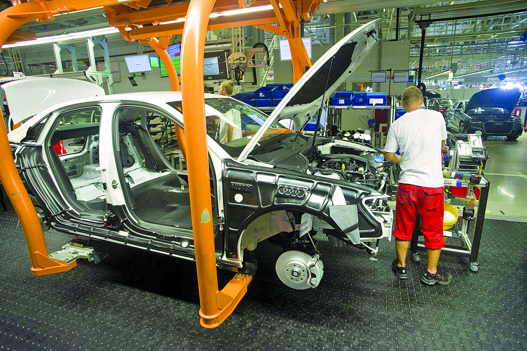 Не само в Източна Германия светлините угасват докато фабриките никнат