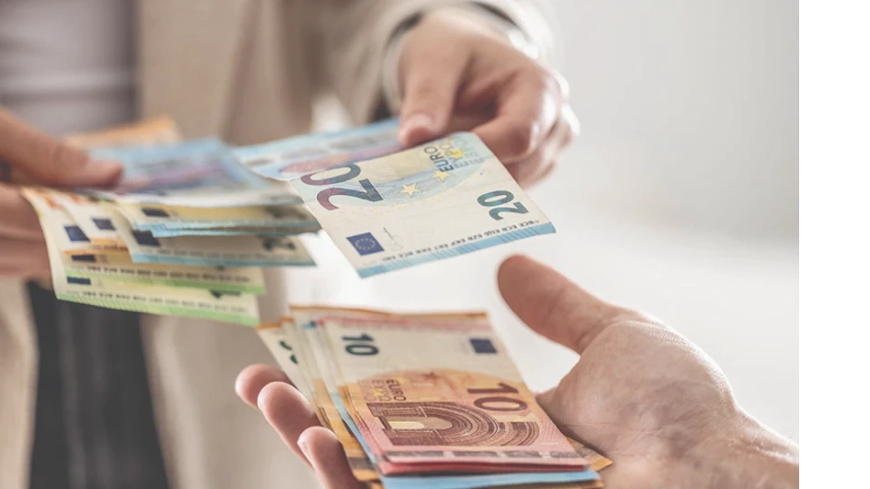 Най близо до нас е Латвия със 780 евро на