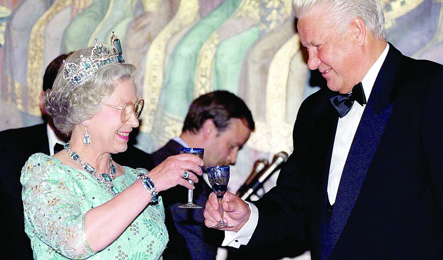 Танци потупване по рамото и лични въпроси смущават британския монархПо