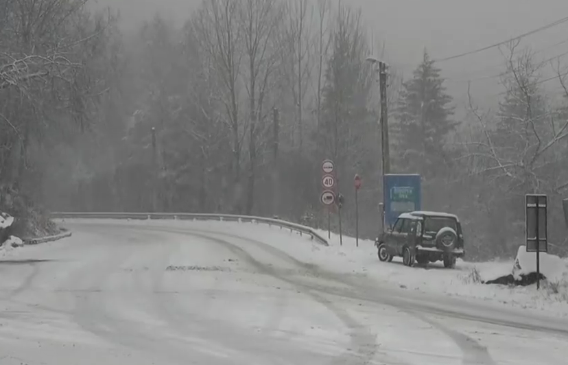 В Смолянско зимната обстановка остава усложнена Във високите части на