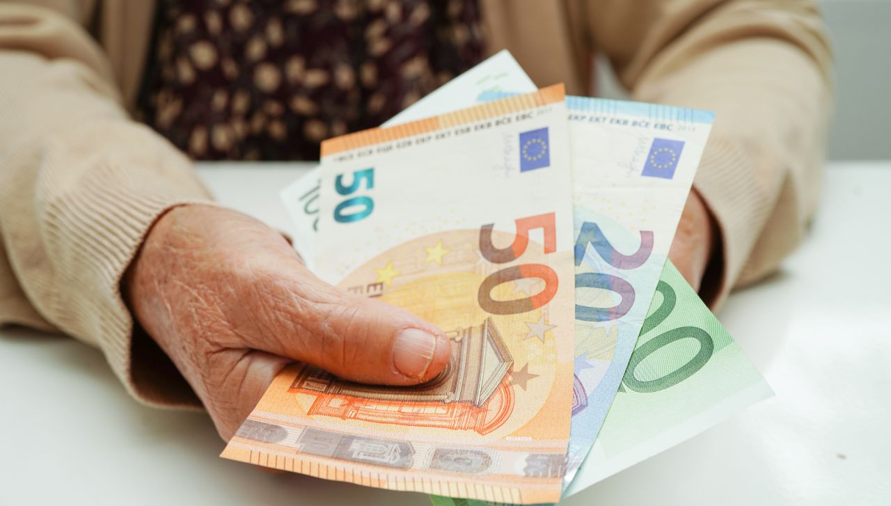 Изплащането на пенсиите през февруари т г чрез Български пощи