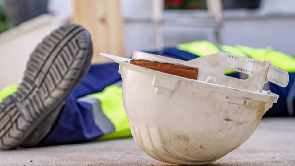 Подът на чакалнята на жп гарата в село Макоцево пропадна