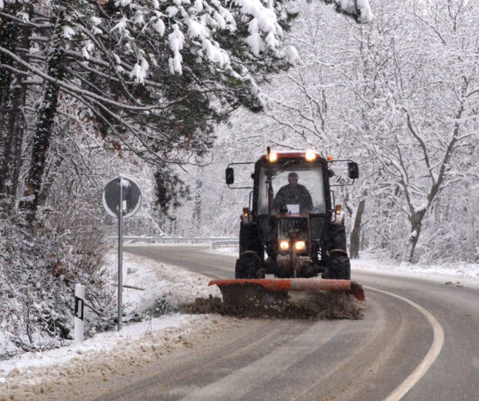Обработват стръмните улициПроходимо е край училищатаВ Царево службите отговорни за