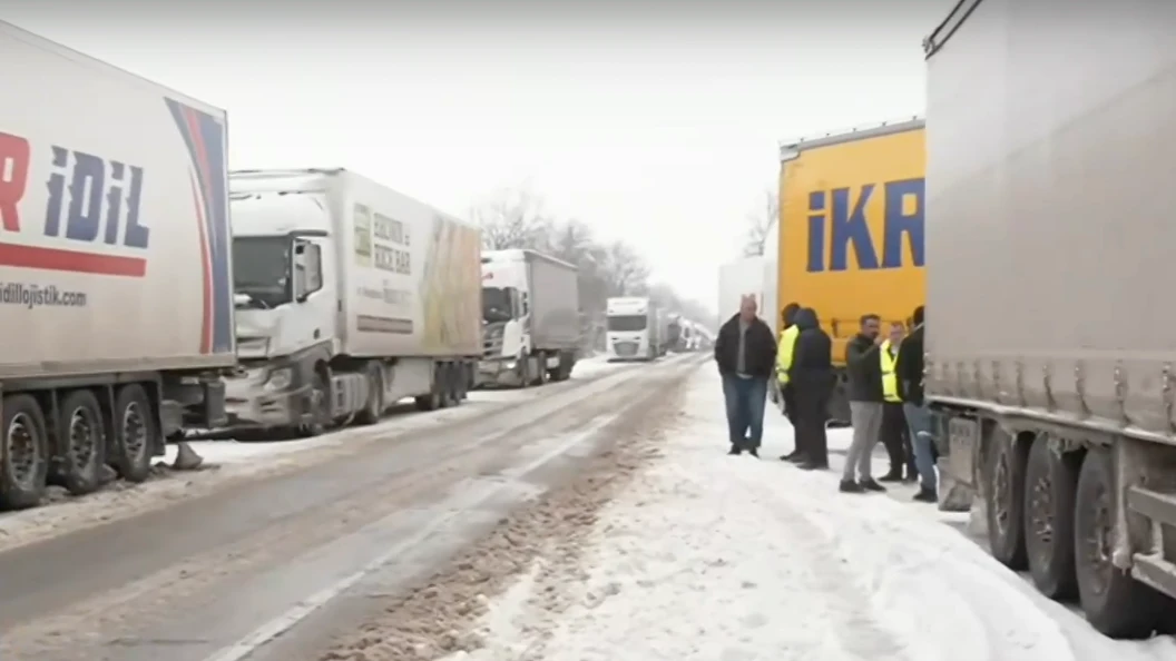 Стотици шофьори са в снежен капан в Монтанско пътят към