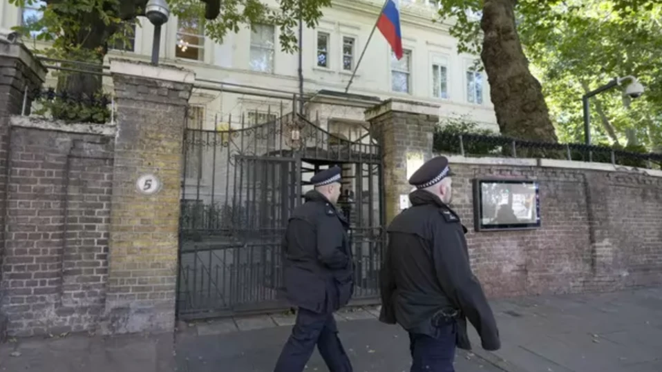 Правителството на Великобритания отнема акредитацията на служител от руското посолство