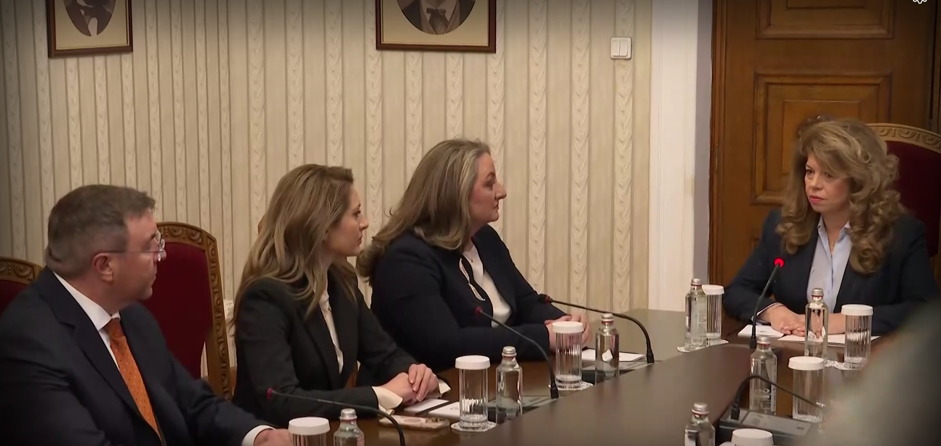 Нашата парламентарна група няма да ви дава съвети какво да