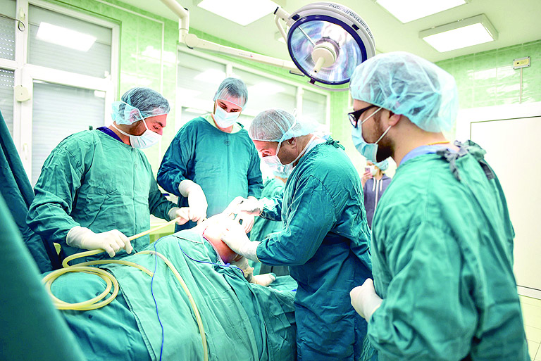 Ползват спешна помощ да не плащатЛечебни заведения трупат дългове не