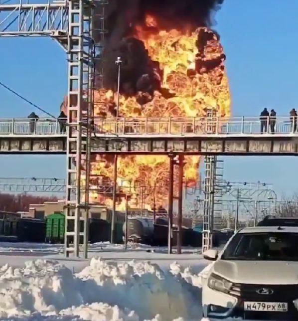 Пет цистерни с бензин са излезли от релсите и са