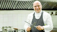 Шеф Иван Манчев се кротна до сватята си