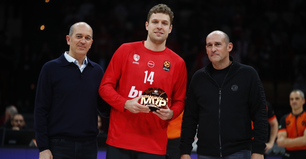 Най добрият български баскетболист Александър Везенков и гръцкият Олимпиакос победиха