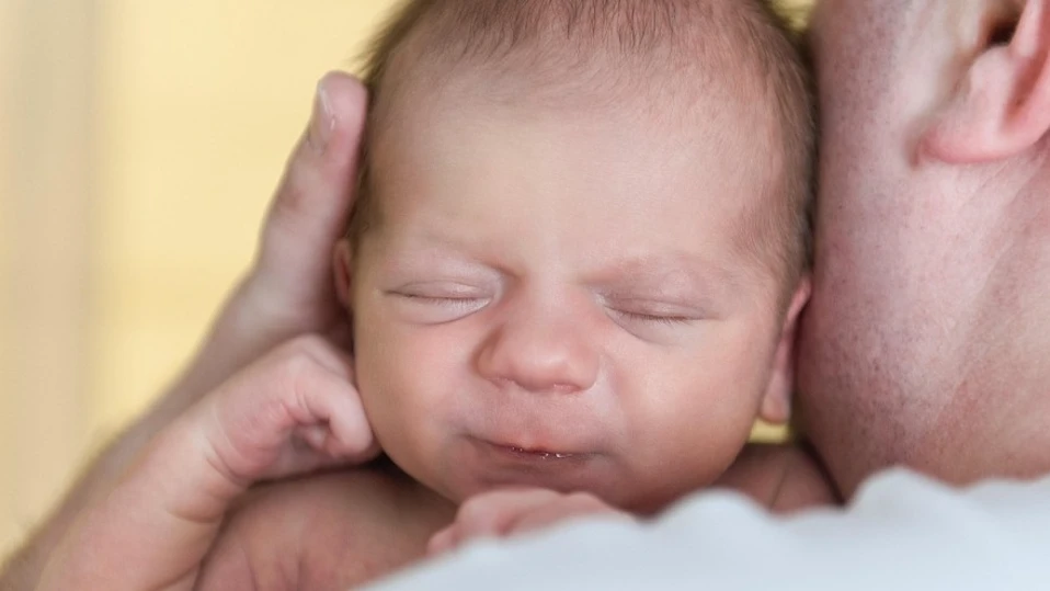 Около 35 ата гестационна седмица плодът започва да реагира на