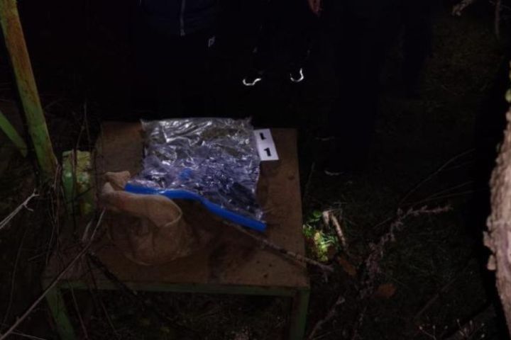 Трима мъже от Айтос са задържани след като в домовете