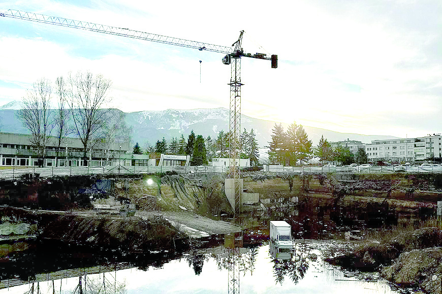 Дупката е от 2021 годинаСтуденти от УНСС обявиха че излизат