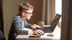 Първият компютър на детето – забавление или риск: Какво трябва да знаят родителите?