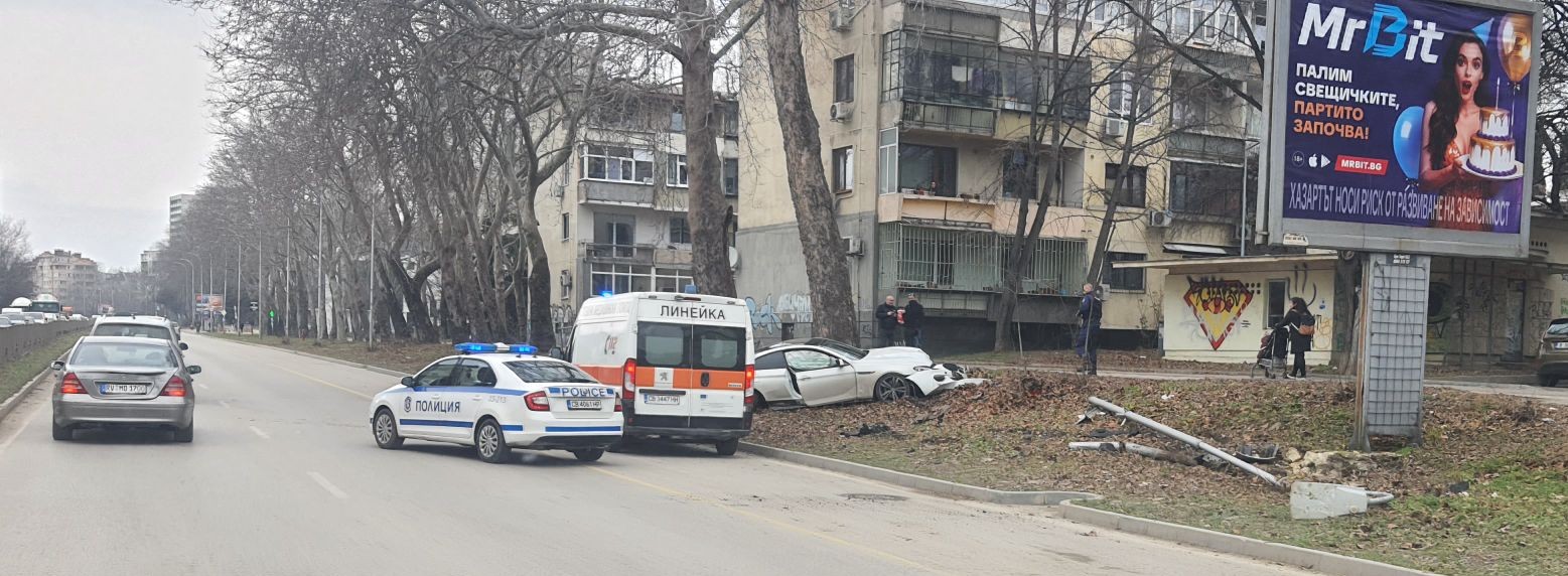 БМВ катастрофира днес по обяд на варненския бул Васил Левски