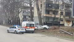 Посред бял ден: Надрусан шофьор нацели стълб край булевард във Варна