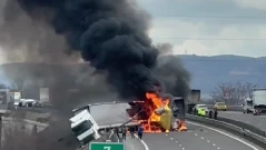 Загинал и ранен при катастрофа между два тира на Северната скоростна тангента