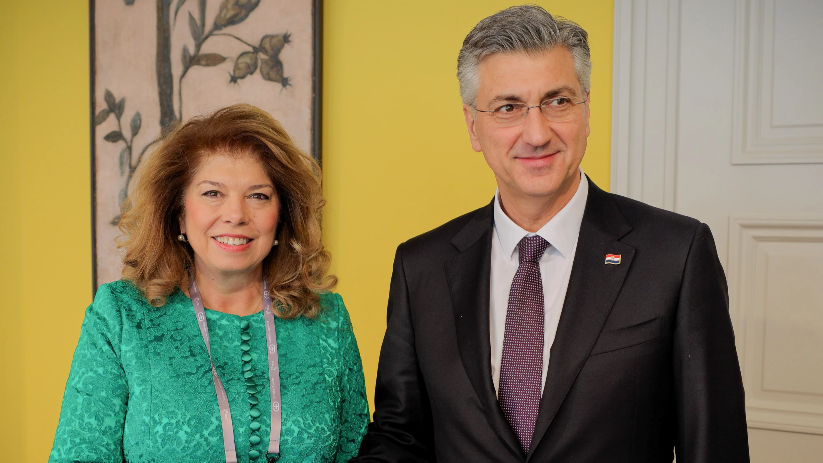 Българският държавен глава Илияна Йотова разговаря с министър председателя на