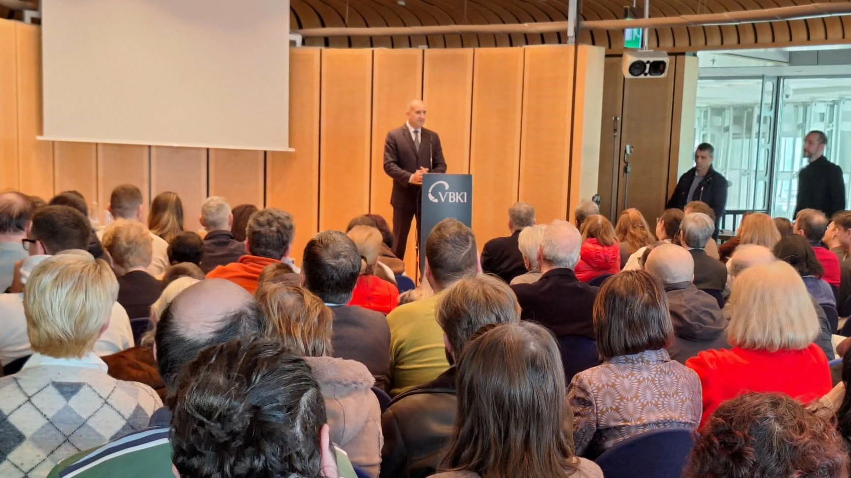 В последния месец на правителството трескаво се замитат следиНапуснах Президентството