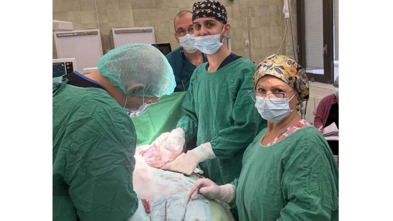 Екип на УМБАЛ Бургас отстрани тумор с тегло 2 килограма
