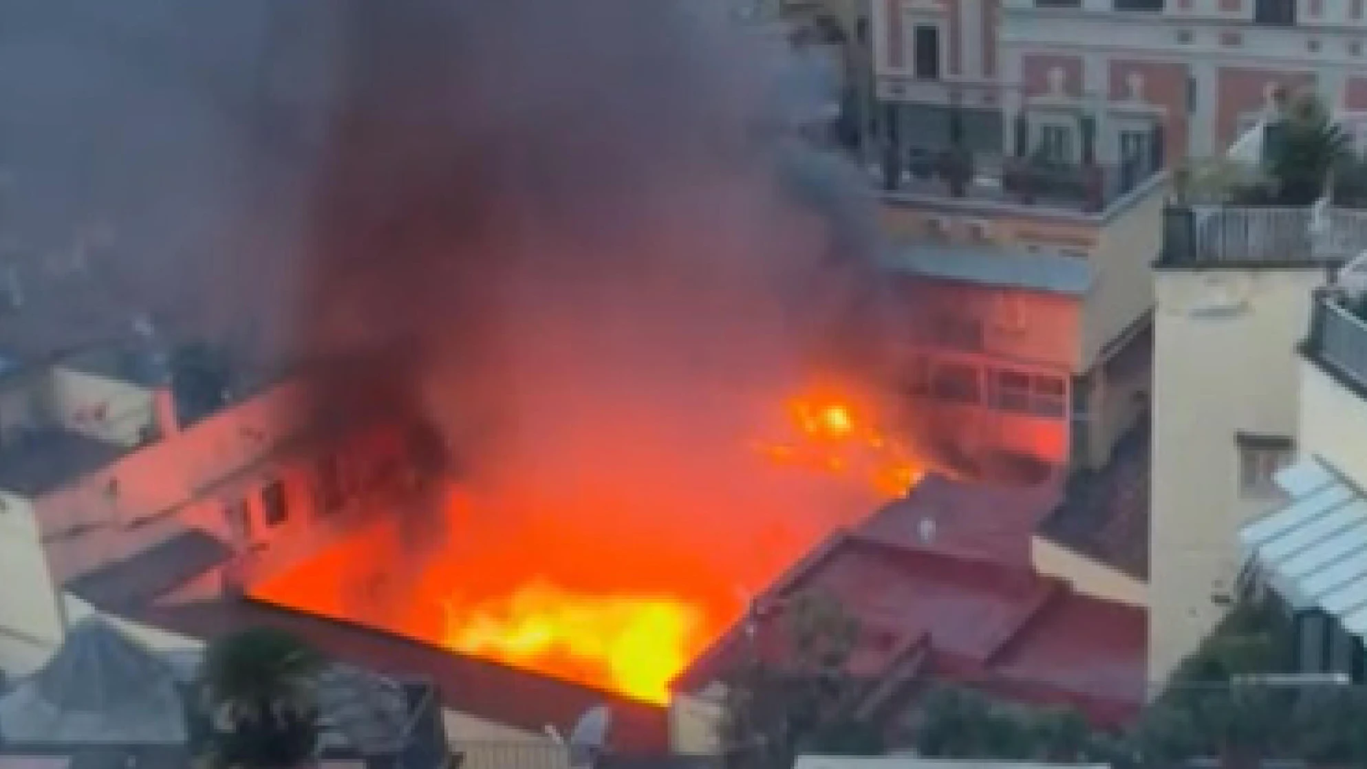 Опустошителен пожар унищожи историческия Театър Саназаро в центъра на Неапол