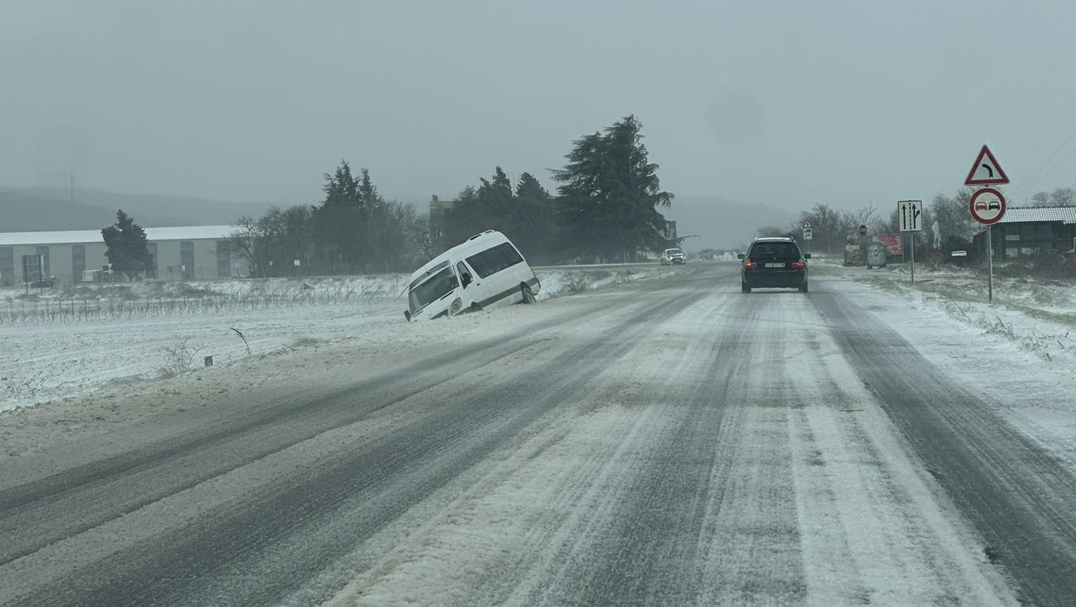 Заради ураганния вятър намалената видимост и снегонавявания днес по обяд