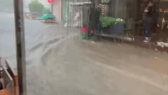 Порой превърна улиците на Благоевград в реки, мазета и домове са под вода
