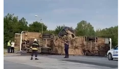 Кошмарна катастрофа с автобус и лека кола в София, има жертва и десетки ранени