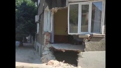 Тийнейджър вряза джипа на чичо си в къща в Дупница и загина на място