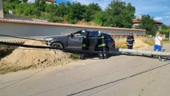Шофьор отсече електрически стълб и остави цяло село без ток