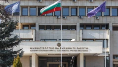 Външно привика посланика на РСМ заради палежа на дипломатически коли