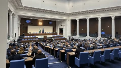 Депутатите обсъждат замразяването на заплатите си (НА ЖИВО)