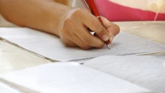 Седмокласници и десетокласници се явяват на изпит по математика днес