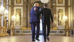 Макрон печели Тръмп с вечеря за половин милион