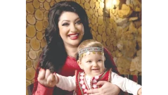 Попфолк певици сами отглеждат децата си