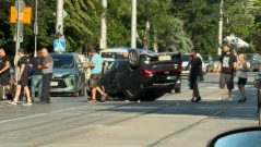 Кола се обърна по таван на столичен булевард