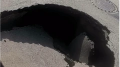 Кратер зейна на ключов булевард в София (СНИМКИ и ВИДЕО)